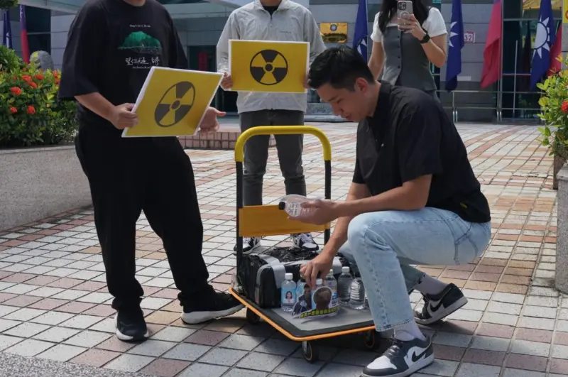 ▲陳聖文在臉書發文痛批，「喝掉很光榮？」，卻遭大批網友嘲笑。（圖／取自陳聖文FB）