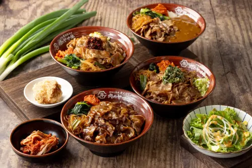 ▲日本燒肉丼店「肉のヤマ牛」（山牛將）招牌菜色包含丼飯、拉麵等。（圖／取自山牛將臉書）