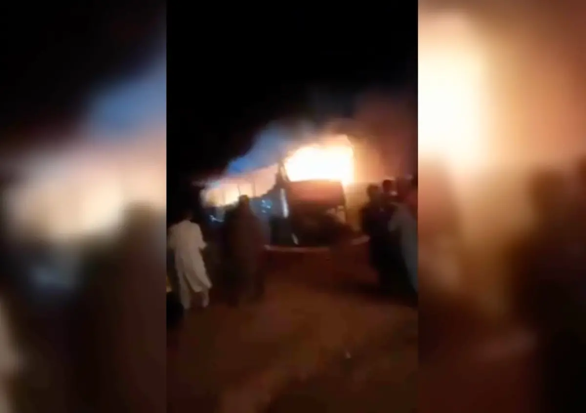 ▲阿富汗赫拉特省（Herat）19日發生一起重大車禍，一輛巴士在路上與一輛卡車相撞後起火，造成79人死亡1人受傷、包括19位兒童。（圖／翻攝自美聯社影片截圖）