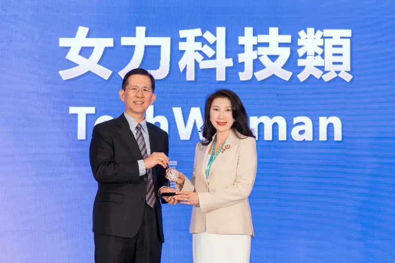 ▲鴻海輪值CEO楊秋瑾榮獲中華軟體公會／中華軟協「2025金漾獎─女力科技類」。（圖╱鴻海提供）