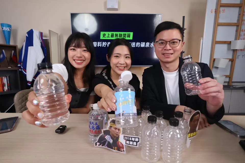 ▲陳聖文送蘭嶼「自製核廢水」，卻在藍發言人楊智伃喝下後尷尬離開。藍營特地開箱大酸陳聖文。（圖／翻攝自徐巧芯臉書）