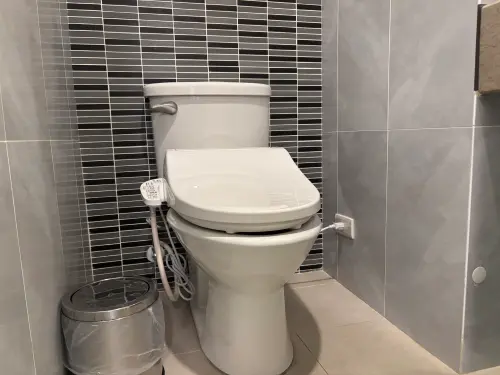 開學回宿舍！驚見馬桶一圈黑垢刷不掉　內行推1神物：免刷又便宜
