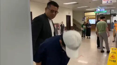 和解「創意私房」30名被害女後現身　黃子佼首度開庭前鞠躬道歉
