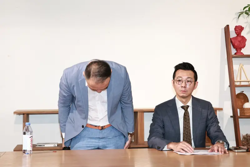 ▲潘俊安在律師陪同下召開記者會,鞠躬承認家暴為不良典範。(圖/記者林梵墨)
