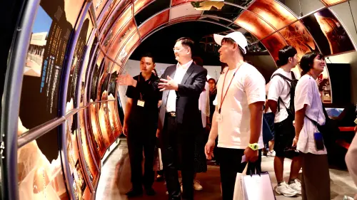 ▲副市長羅達生率團參訪「睡魔之家」，親身體驗祭典熱情與活力。（圖／高市府教育局提供）