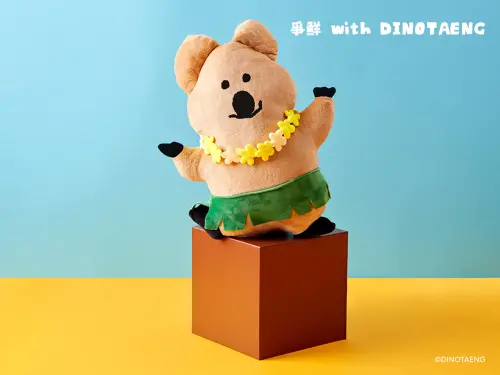 ▲「DINOTAENG 抱抱枕」是夏威夷風造型的QUOKKA，身上的草裙、花圈還可以穿脫。（圖／爭鮮提供）