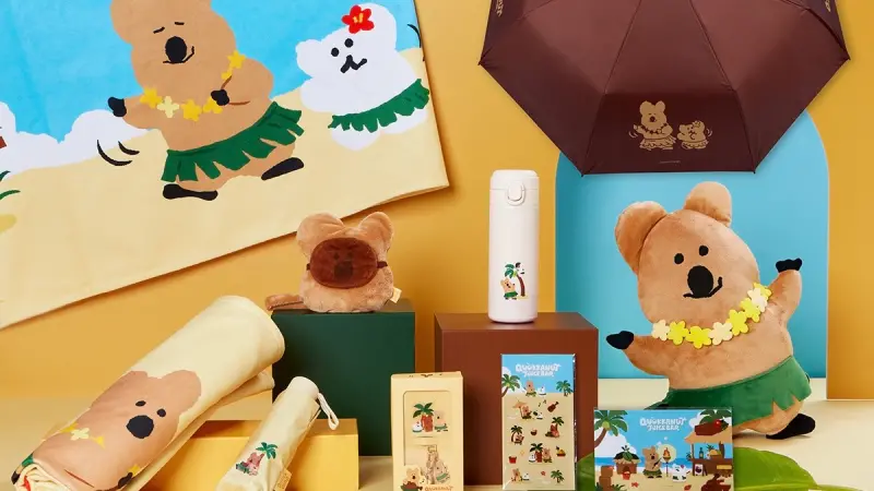 ▲爭鮮「DINOTAENG短尾矮袋鼠」周邊商品今開搶！夏威夷抱枕、貼紙、卡夾、手機繩、浴巾等10款及特色店裝。台灣壽司郎「夏末風味祭」新菜也開吃。（圖／爭鮮提供）