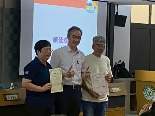 ▲嶺東科大陳仁龍校長(中)頒發感謝狀予全聯嶺東店、葆栗有限公司等企業。（圖／嶺東科大提供）