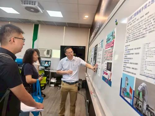 ▲青秀台中專班結訓會上，貴賓參觀學員作品與產學交流。（圖／嶺東科大提供）