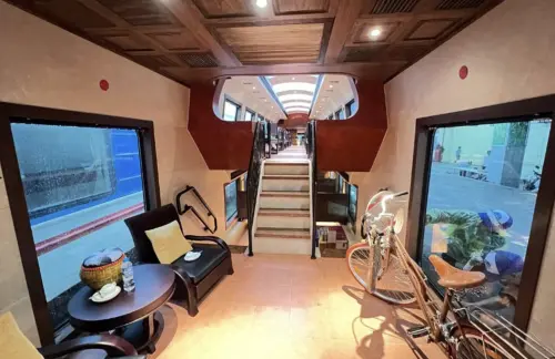 ▲火車內裝融合木質元素、柔和燈光與懷舊圖案，搭配大面積車窗，讓旅客可全景欣賞沿途風光。（圖／翻攝自越通社）