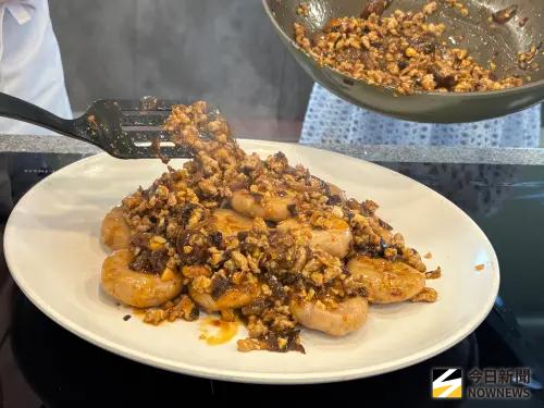 型男主廚陳鴻端出家常但不尋常的「新馬芋頭算盤子」，取其形似算盤珠，意喻添運發財。（圖／記者金武鳳攝，2025.8.20)