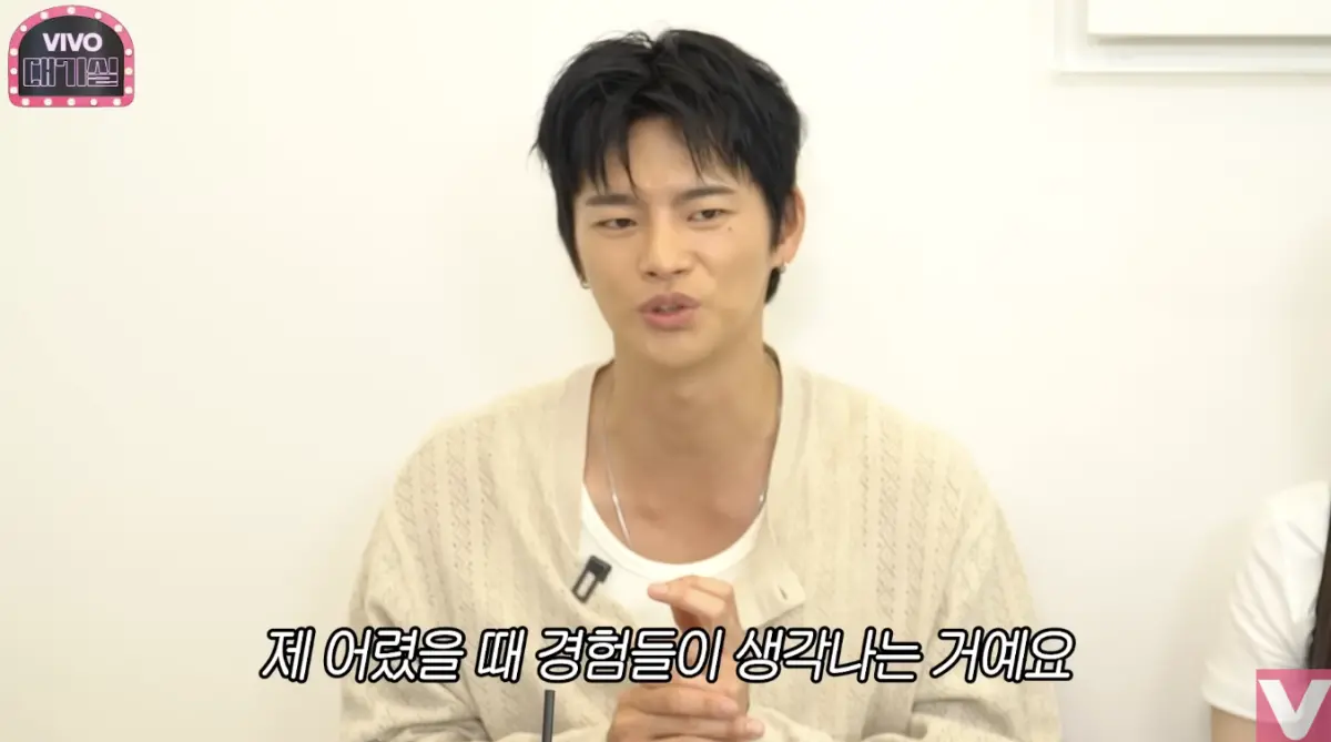 ▲演員徐仁國寵妹無極限，他曾給妹妹轉帳了200萬（約台幣4.5萬元）零用錢，讓妹妹收到之後嚇瘋，在社群發了一大篇長文感謝自己的哥哥。（圖／VIVO TV - 비보티비 YouTube）