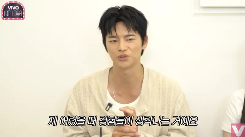 ▲演員徐仁國寵妹無極限，他曾給妹妹轉帳了200萬（約台幣4.5萬元）零用錢，讓妹妹收到之後嚇瘋，在社群發了一大篇長文感謝自己的哥哥。（圖／VIVO TV - 비보티비 YouTube）