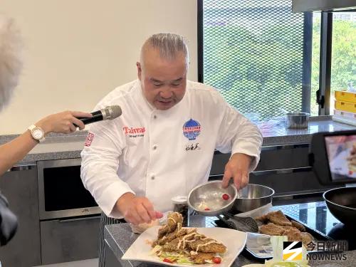 ▲駱主廚的「飛天豬綜合沙拉排」以結合中菜與西式料理，清脆的口感讓豬排吃起來舒爽不膩。（圖／記者金武鳳攝，2025.8.20)