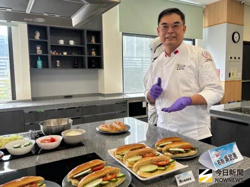 ▲吳教練的「飛天豬潛艇堡」以嚴選大安新鮮豬五花製作滷香控肉夾麵包，將台式風味與漢堡融合。（圖／記者金武鳳攝，2025.8.20)