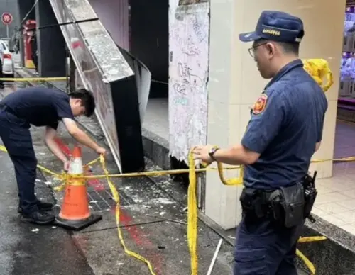 驚險！北市補習街招牌突墜地　砸在人行道、警方急拉封鎖線
