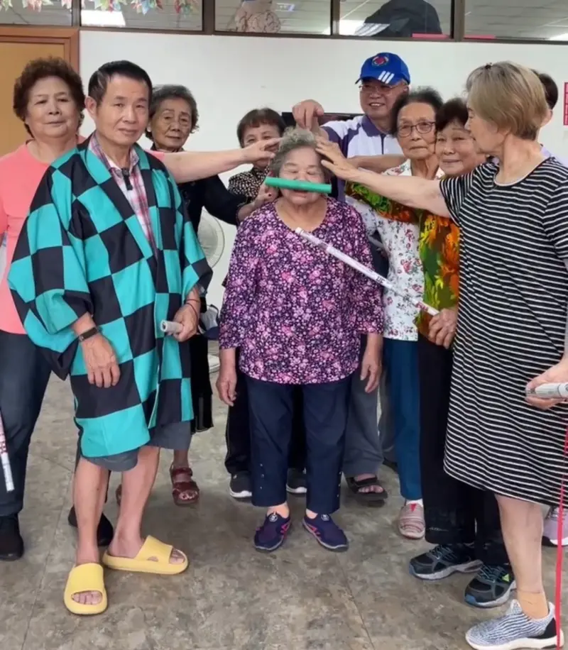 ▲台中社區據點的長輩也跟上潮流，化身「鬼殺隊」演出《無限年齡城》的KUSO影片，近日在網路瘋傳，（圖／全成提供）