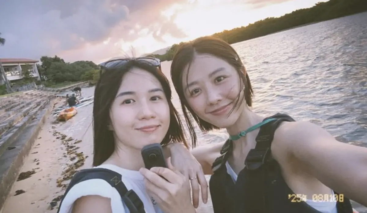 ▲藝人邵雨薇（右）近期和小6歲的妹妹（左）出遊，曬出不少同框美照，妹妹顏值不輸姊姊，頗具星味，讓粉絲大讚，「可以出道！」（圖／邵雨薇 IG 1989ivyshao）