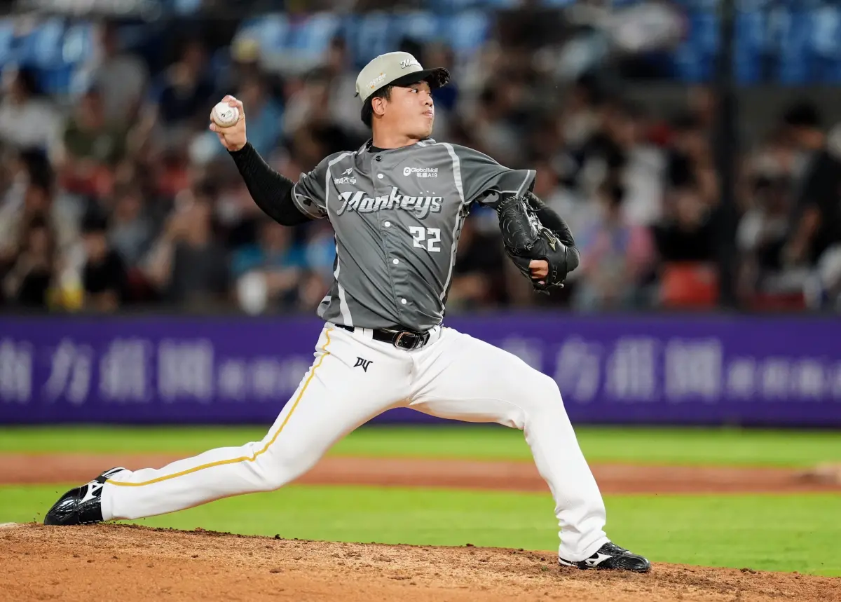 ▲樂天桃猿終結者朱承洋，本季累積出賽48場拿下12次救援成功，防禦率僅0.38，進階數據顯示其投球壓制力，堪稱本季中職之最。其中對比同聯盟其他投手的綜合指標「標準化防禦率（ERA+）」，朱承洋達到天文數字般的916，讓球迷不禁感嘆，「小朱今年真的太可怕了...是在打電動嗎？」。（圖／樂天桃猿提供）