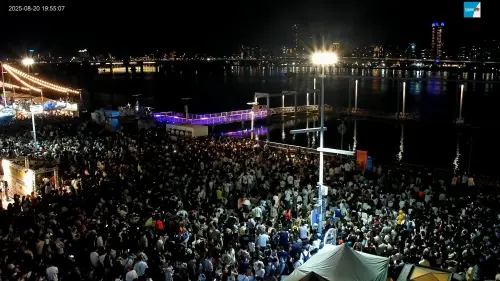 ▲8月20日晚間大稻埕馬頭人潮擠得水洩不通，等待600公尺「金埕水漾」煙火施放。（圖／台北觀光即時影像 ）