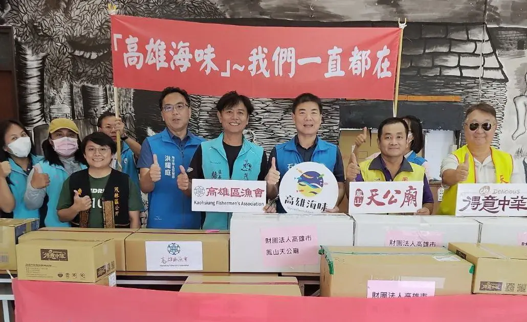 ▲高雄市政府海洋局局長石慶豐(右3)率隊將高雄海味等物資送進原鄉部落。(圖／高雄市政府海洋局提供)