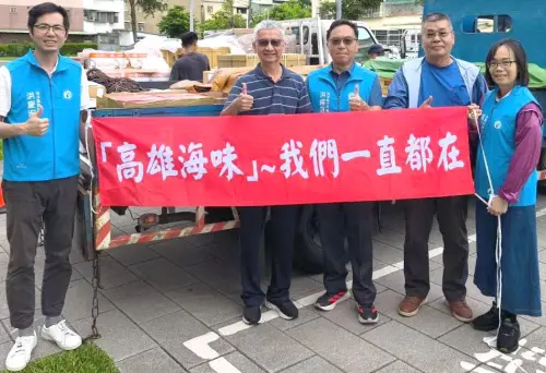 ▲高雄市政府海洋局主任秘書洪耀庭(右3)率隊將高雄海味等物資送進原鄉部落。(圖／高雄市政府海洋局提供)