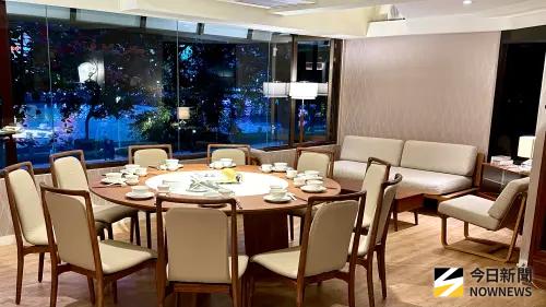 ▲米其林指南於2022年首度納入臺南與高雄雙城，「長生29」於2022年獲入選餐廳蟬聯至今，2024年搬到河西路現址，二樓可欣賞愛河景色。（圖／記者郭俊暉攝）