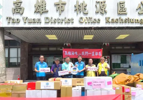 ▲高雄市政府海洋局局長石慶豐(右3)率隊將高雄海味等物資送進原鄉部落。(圖／高雄市政府海洋局提供)