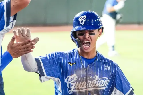 ▲富邦悍將陳愷佑在第4局敲出高飛犧牲打，替悍將取得2：1領先。（圖／富邦悍將提供）