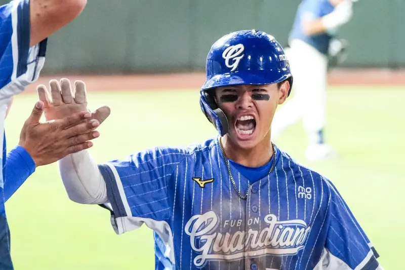 ▲富邦悍將陳愷佑在第4局敲出高飛犧牲打，替悍將取得2：1領先。（圖／富邦悍將提供）