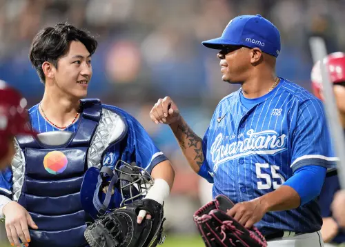 ▲富邦悍將力亞士（右）面對樂天桃猿繳出7局失1分好投，奪下本季第6勝。（圖／富邦悍將提供）