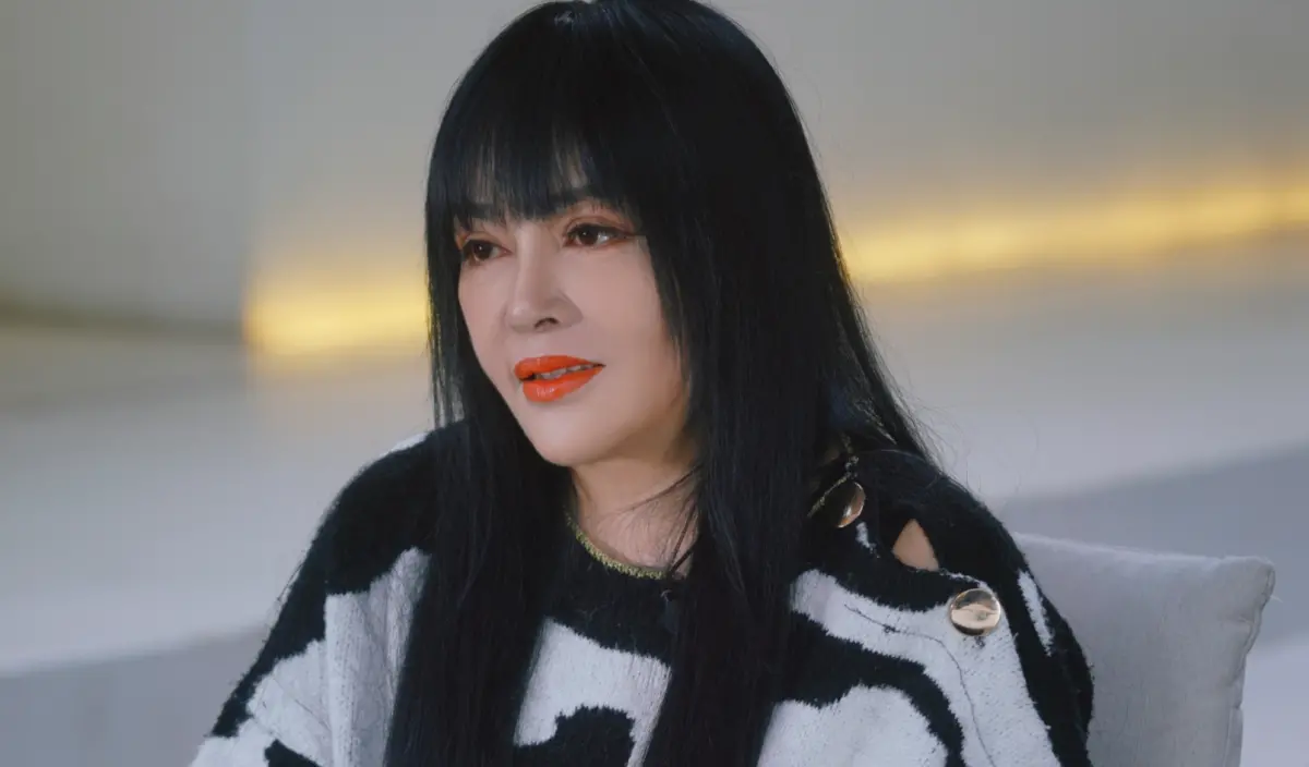 ▲62歲泰雅族歌手千百惠（如圖）代表作有〈想你的時候〉，今日黃安證實她的死訊，悲痛發文：「永別了我的老朋友」。（圖／千百惠微博）