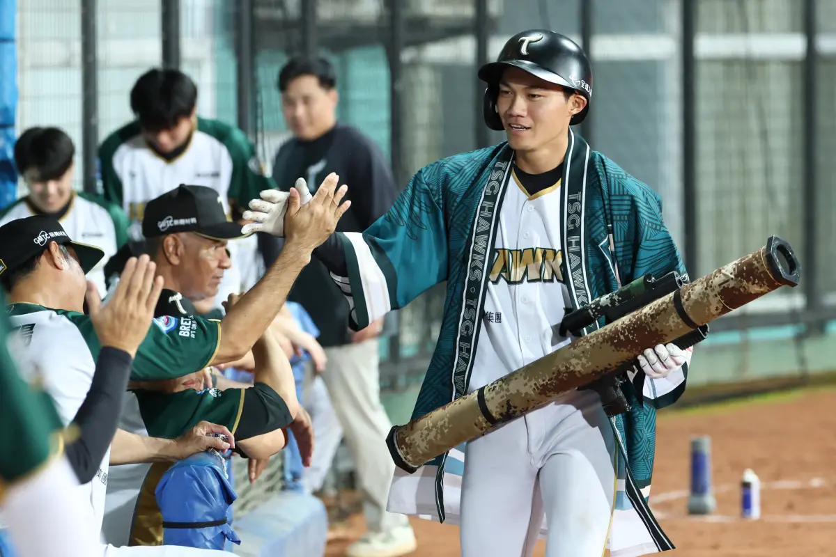 ▲台鋼雄鷹今（20）日於台東棒球村第一球場主場迎戰味全龍，前6局兩隊在攻擊上你來我往戰成4：4平手。6局下風雲變色，2人出局後雄鷹藉著保送攻佔1、2壘，此時王博玄擊出中外野的清壘二壘安打，逆轉戰局。終場雄鷹7：4成功守護主場，取得本季第2次4連勝。（圖／台鋼雄鷹提供）