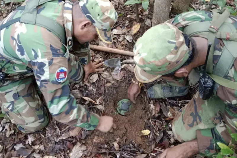 ▲泰國軍方在邊境地區發現一支柬埔寨士兵遺留的手機，機內藏有柬軍埋設地雷的影片和音檔。（圖／翻攝自Bangkok Post）