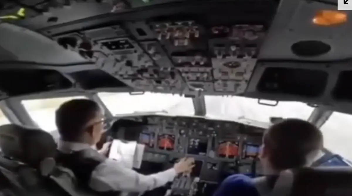 ▲泰國國王瓦吉拉隆功今年4月對不丹進行國事訪問時，親自駕駛波音737客機飛抵不丹帕羅機場。（圖／翻攝自X）