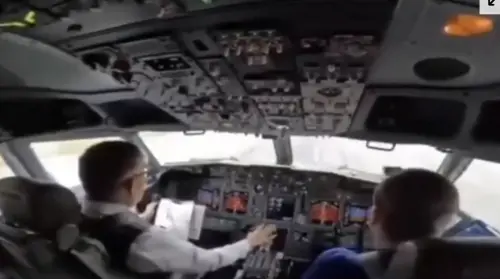 泰王破天荒親駕波音737訪不丹　正駕駛座坐國王副駕駛坐王妃
