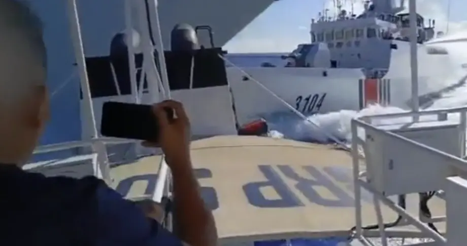 ▲菲律賓多艘海警及公務船隻日前進入黃岩島爭議海域，引發中菲雙方最新一輪緊張局勢。（資料照／翻攝自X）