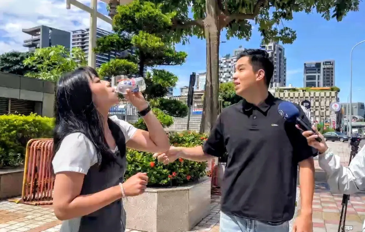 ▲國民黨發言人楊智伃一口喝掉陳聖文送來的礦泉水。（圖／翻攝自台北市議員柳采葳臉書）