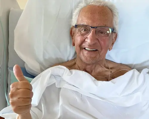 ▲法蘭克・卡普里罹癌逝世，昨日官方社群平台才曝光他躺床比讚的燦笑照片。（圖／IG@therealfrankcaprio）