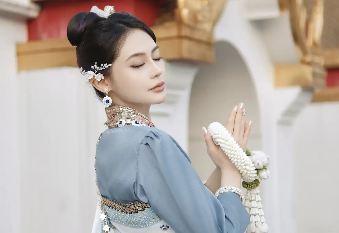 ▲泰國政府近期計畫送機票給外國人，以促進觀光。許多遊客近年來喜愛去泰國體驗泰服。（圖／翻攝自賴品妤臉書）