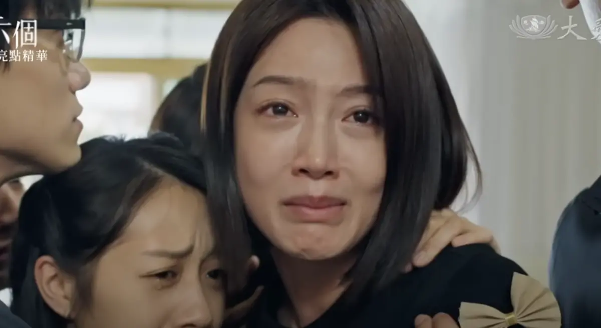 ▲黃薇渟在大愛劇《我們六個》中飾演大姊林秋伶，倒數第二集中，看到爸爸林達生（馬志翔 飾）的遺照，所有仇恨都放下，崩潰大哭，情緒轉折讓劇迷大讚神演技。（圖／翻攝自YouTube 大愛劇場）