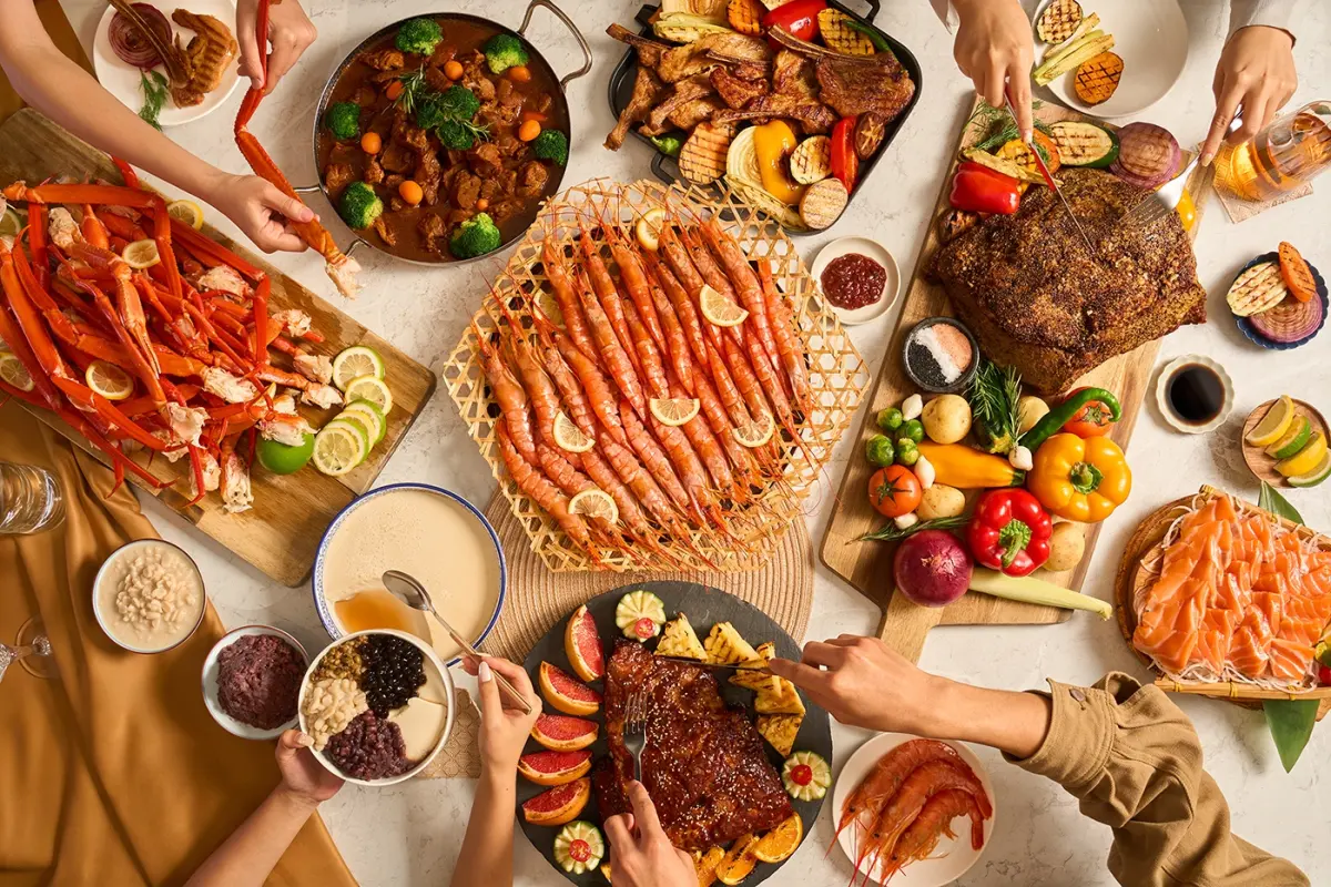 ▲台北國泰萬怡酒店MJ Kitchen即日起至11月15日推出「肉食主義」全新主題菜色，並有天使紅蝦、香箱蟹等吃到飽，且即日起至10月30日每周一至周四期間，萬豪旅享家會員於晚間8點後入場用餐，即享晚鳥買一送一優惠，平均每人僅760元。（圖／台北國泰萬怡提供）