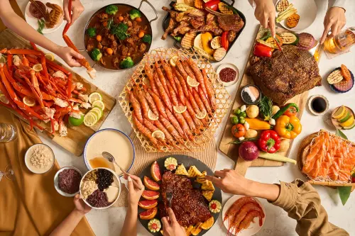 ▲台北國泰萬怡酒店MJ Kitchen即日起至11月15日推出「肉食主義」全新主題菜色，並有天使紅蝦、香箱蟹等吃到飽，且即日起至10月30日每周一至周四期間，萬豪旅享家會員於晚間8點後入場用餐，即享晚鳥買一送一優惠，平均每人僅760元。（圖／台北國泰萬怡提供）