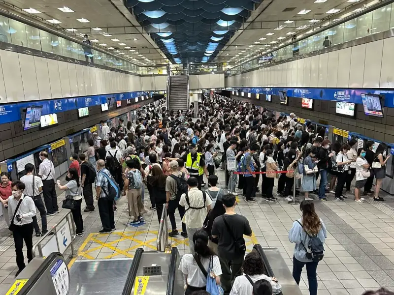 捷運板南線上班塞爆！等8班擠不上　聰明人改搭「它」：快又舒適