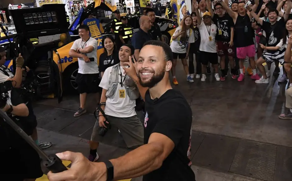 ▲NBA美國職籃（National Basketball Association）金州勇士球星柯瑞（Stephen Curry）於8月18日至20日展開「柯瑞品牌中國行」，至重慶進行訪問，當地除了特別準備盛大無人機燈光秀迎接這位NBA歷史三分球王，柯瑞也在訓練營中大秀三分，並還在練習時用中文數訓練組數。（圖／柯瑞IG）