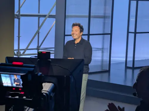 ▲由Google設備與服務部高級副總裁瑞克·奧斯特洛和《The Tonight Show(今夜秀)》的吉米法倫一起開場，吉米法倫同時也串場整場發表會。（圖／翻攝林東閔臉書）