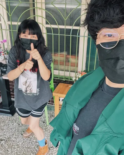 ▲盧廣仲（右）和媽媽（左）感情好，會一起逛街、戴同款手錶、穿同樣衣服，一起去看《鬼滅之刃》。（圖／翻攝自盧廣仲IG@captain.lu）