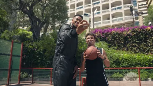 ▲NBA球星字母哥Giannis Antetokounmpo與F1車手Lando Norris藉由Pixel手機上的Gemini Live AI，兩人體驗彼此的專業生活。（圖／翻攝官方直播影片）