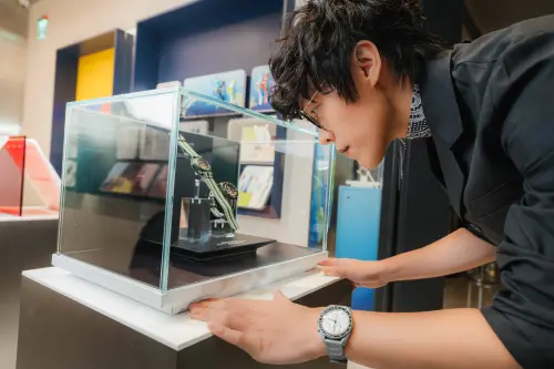 ▲盧廣仲認為聽秒針的聲音，能讓他感覺到舒壓。（圖／SWATCH提供）