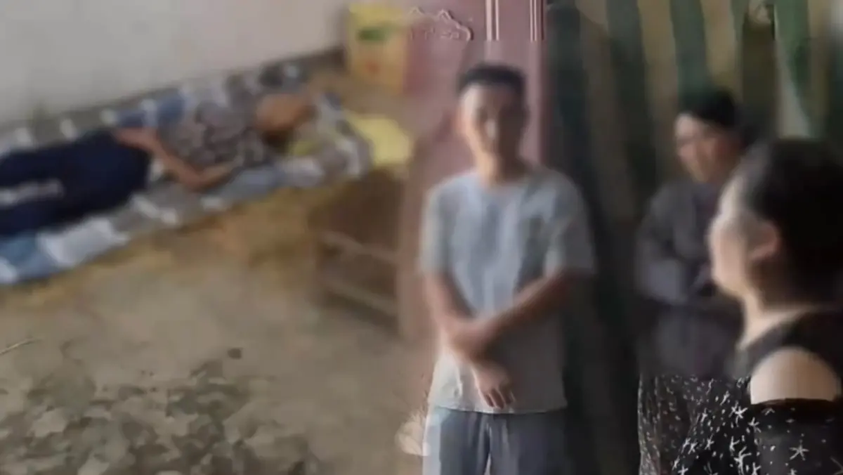 ▲中國安徽紅星鎮一位村民19日指控，家中長輩尚未去世，鎮政府工作人員就登門要求拉去火化，讓家屬氣炸無法接受。（圖／翻攝自微博）